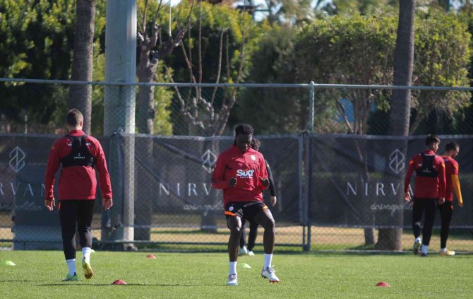 Galatasaray’da Yeni Transferler Gomis, Pulgar Ve Semih Sahaya Çıktı