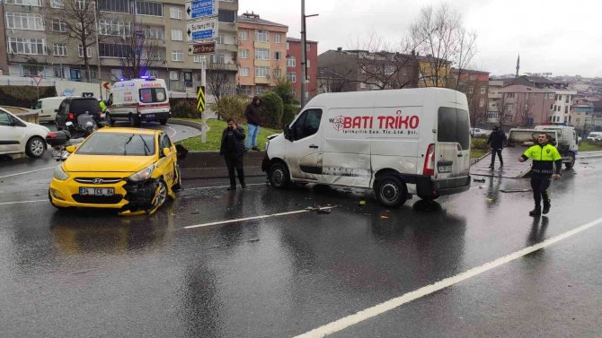 Sultangazi’de Ticari Taksiyle Panelvan Araç Çarpıştı: 4 Yaralı