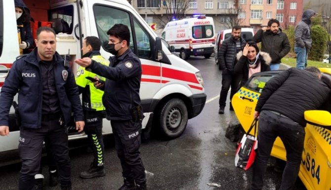 Sultangazi’de Ticari Taksiyle Panelvan Araç Çarpıştı: 4 Yaralı