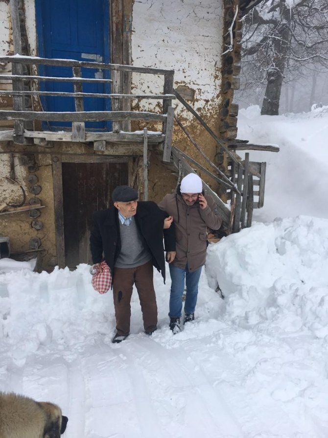 8 Gündür Evinde Mahsur Kalan 90 Yaşındaki Adamı Ekipler Kurtardı