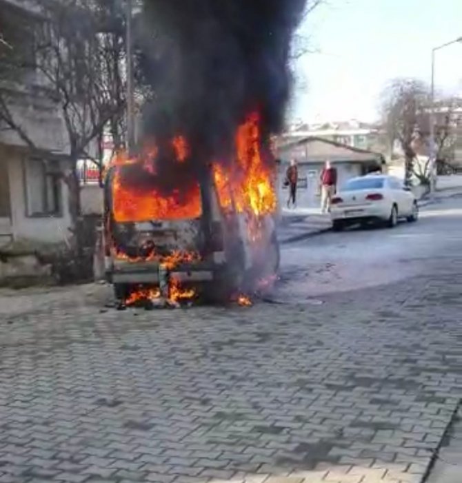 Cayır Cayır Yanan Araçtan Son Anda Kurtuldular