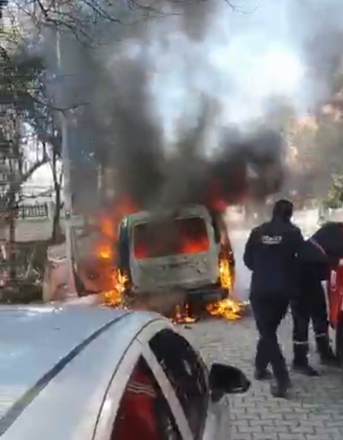 Cayır Cayır Yanan Araçtan Son Anda Kurtuldular