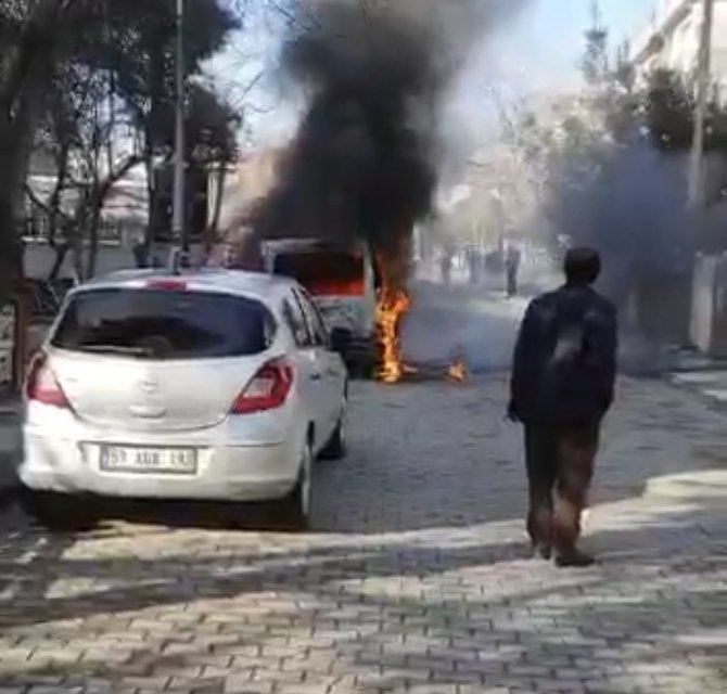 Cayır Cayır Yanan Araçtan Son Anda Kurtuldular