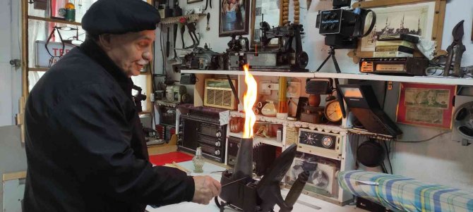 Terzi Kömürlü Ütüyle Kumaşları Ütülüyor