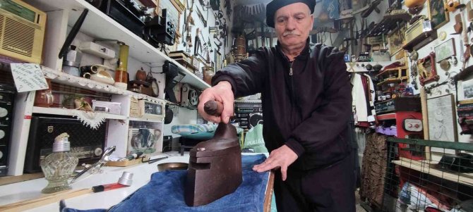 Terzi Kömürlü Ütüyle Kumaşları Ütülüyor