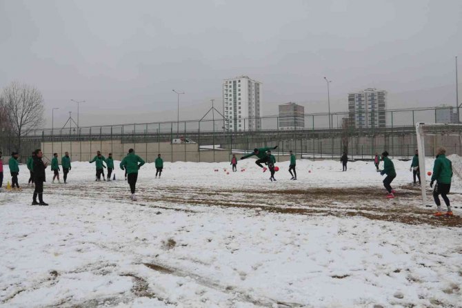 Sivas Belediyespor, Kar Yağışı Altında Çalıştı