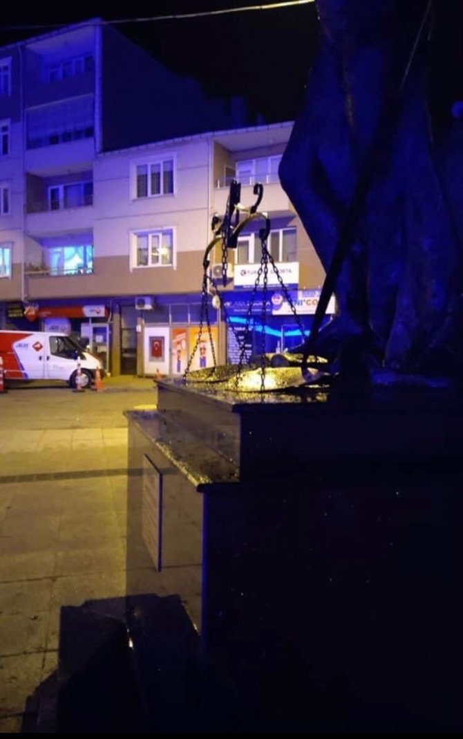 Uzunköprü’de Adalet Anıtına Saldırı!