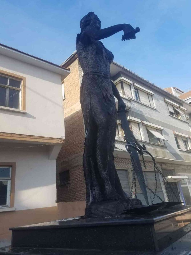 Uzunköprü’de Adalet Anıtı’nı Ateşe Veren Zanlının Akli Dengesi Yerinde Olmadığı İddiası
