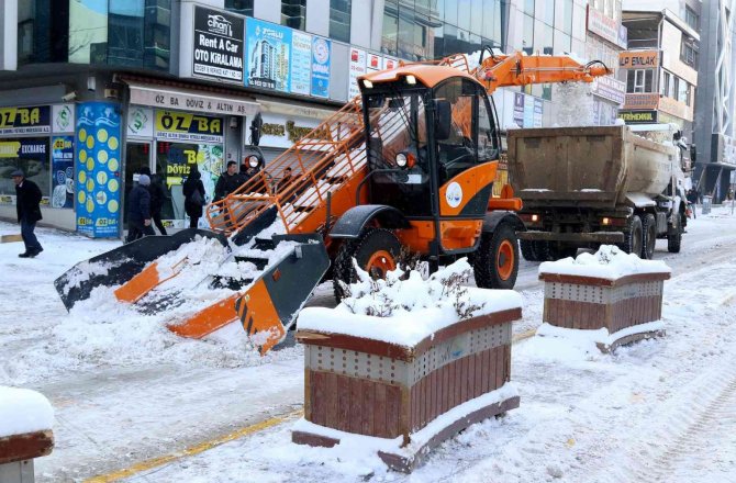 Van Büyükşehir Belediyesinden Başarılı Kar Mesaisi