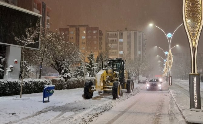 Van Büyükşehir Belediyesinden Başarılı Kar Mesaisi