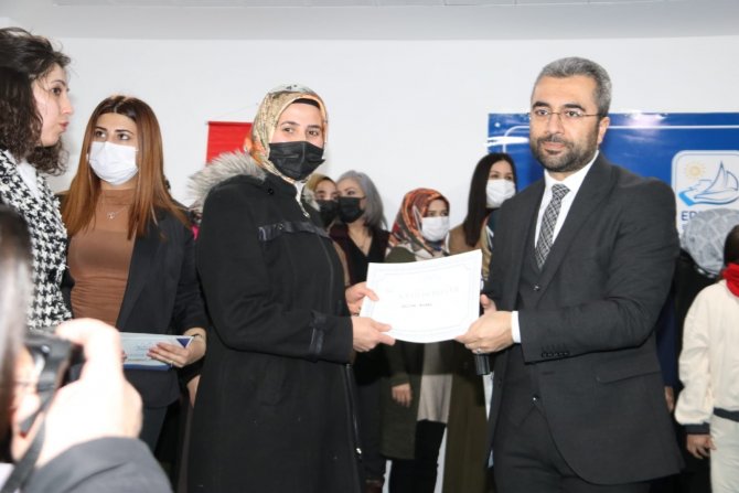 Edremit’te ‘Meslek Edindirme Kursları’ Sertifika Töreni