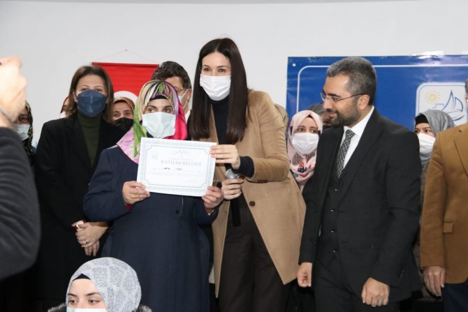 Edremit’te ‘Meslek Edindirme Kursları’ Sertifika Töreni