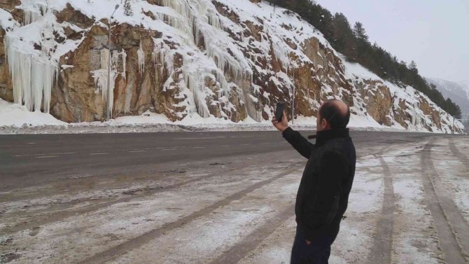 Zigana Dağı’nda Devasa Buz Sarkıtları İlgi Çekiyor