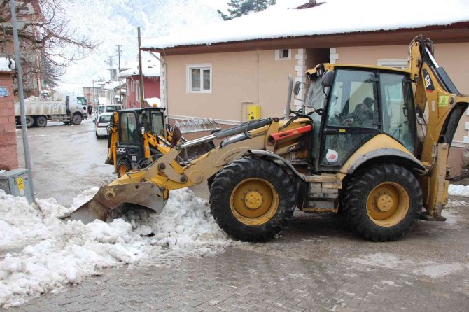 Sokaklardaki Karları Toplayıp Baraj Gölüne Taşıdılar