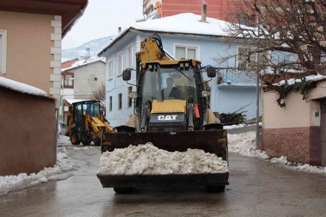 Sokaklardaki Karları Toplayıp Baraj Gölüne Taşıdılar