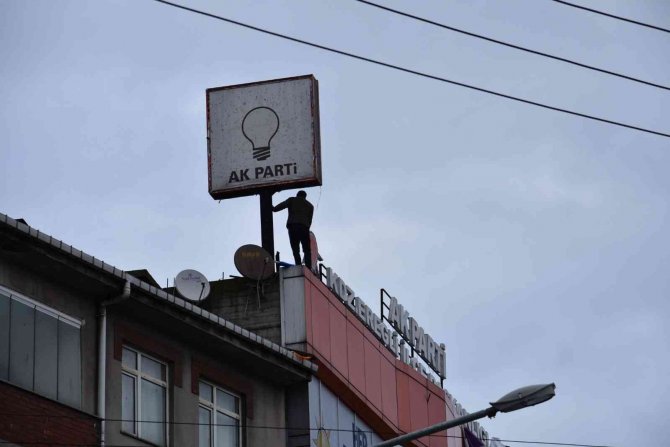 Çatıya Çıkıp Cumhurbaşkanı’na Hakaret Eden Zanlı Gözaltına Alındı