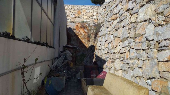 10 Metre Yükseklikten Aşağı Düştü