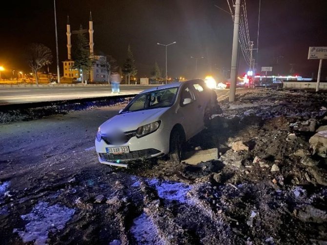Çarpışan Araçların Savrulurken Çıkardığı Kıvılcımlar Güvenlik Kamerasında