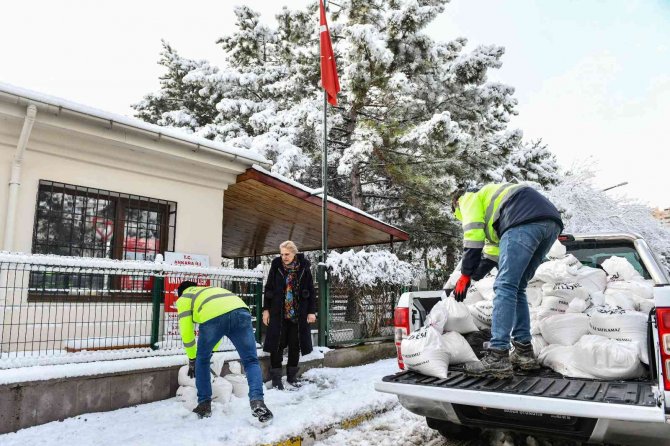 Ankara’da Muhtarlara Tuz Desteği