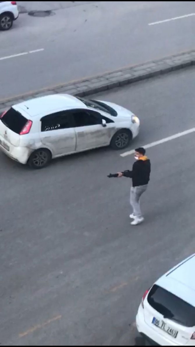 Şehir Magandası Trafikte Tartıştığı Kişinin Dükkanını Pompalı Tüfekle Bastı