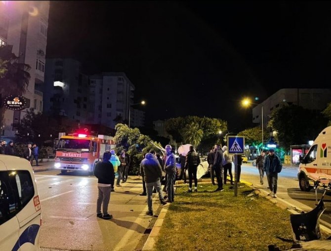 Aracın Ağacı Biçtiği Kazada Genç Sürücü Hayatını Kaybetti