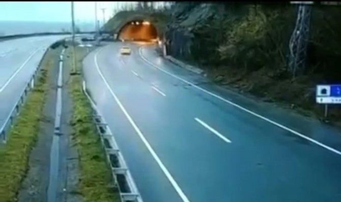 Karayoluna Düşen Taş Ve Kayalar Yolu Ulaşıma Kapattı