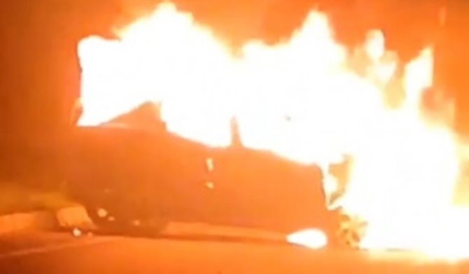 Yanan Otomobilden Son Anda Canını Kurtardı