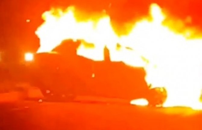 Yanan Otomobilden Son Anda Canını Kurtardı