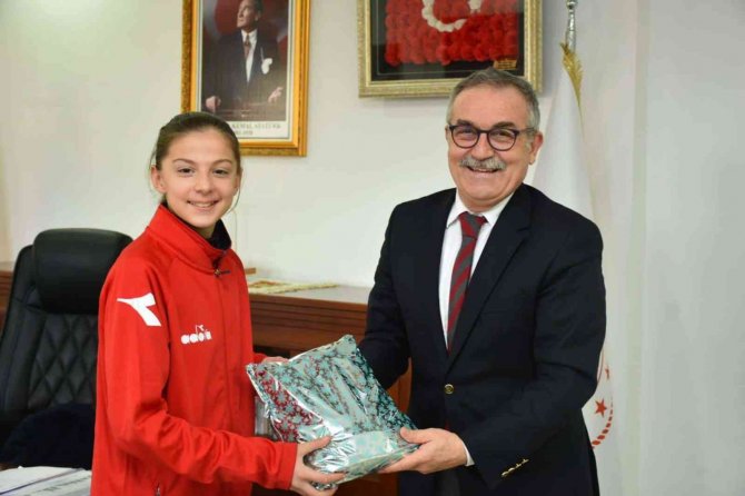 Milli Takım Kampına Davet Edilen Başarılı Sporcu İ̇l Milli Eğitim Müdürü Akyol’u Ziyaret Etti
