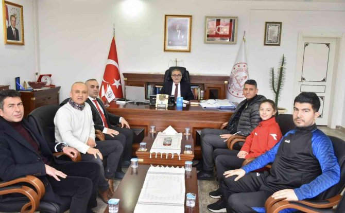 Milli Takım Kampına Davet Edilen Başarılı Sporcu İ̇l Milli Eğitim Müdürü Akyol’u Ziyaret Etti