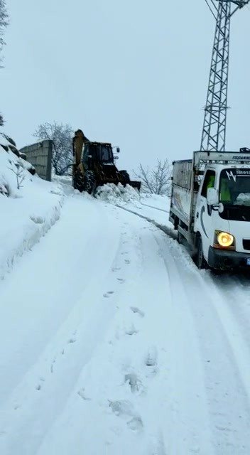 Gercüş’te Karda Mahsur Kalan 4 Kişi Kurtarıldı