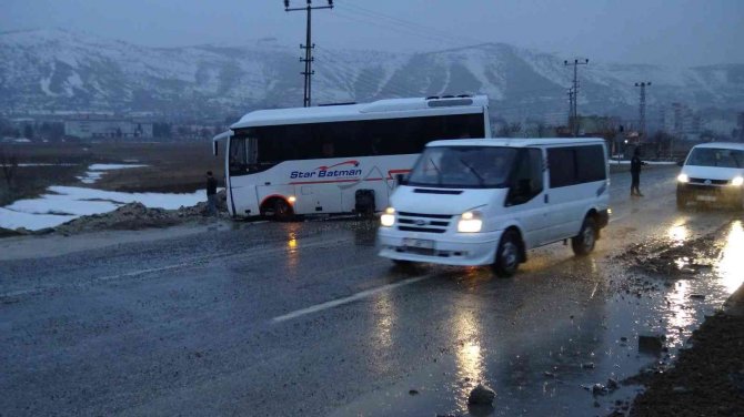 Lastiği Patlayan Yolcu Midibüsü Refüje Çarpıp Karşı Şeride Geçti: 2 Yaralı
