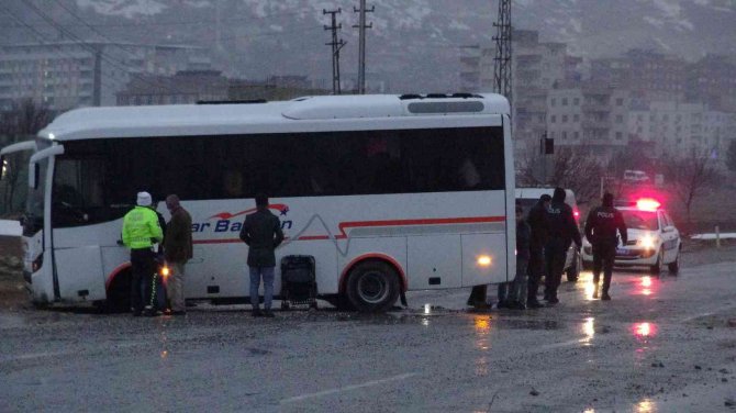 Lastiği Patlayan Yolcu Midibüsü Refüje Çarpıp Karşı Şeride Geçti: 2 Yaralı