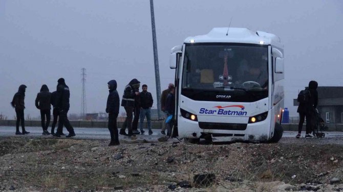 Lastiği Patlayan Yolcu Midibüsü Refüje Çarpıp Karşı Şeride Geçti: 2 Yaralı