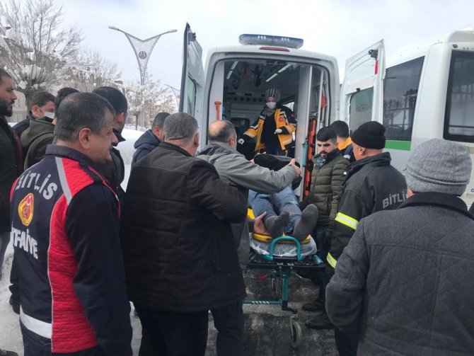 Bitlis’te Otomobil Halk Otobüsüne Çarptı: 1 Yaralı