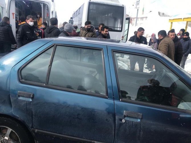Bitlis’te Otomobil Halk Otobüsüne Çarptı: 1 Yaralı