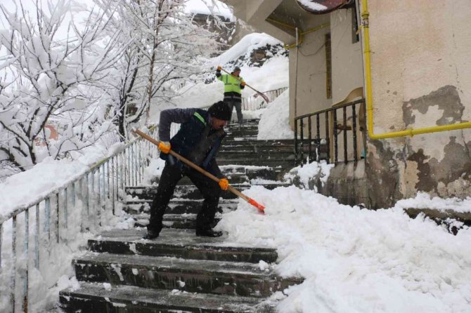 Bitlis’te 250 Köy Yolu Ulaşıma Kapandı
