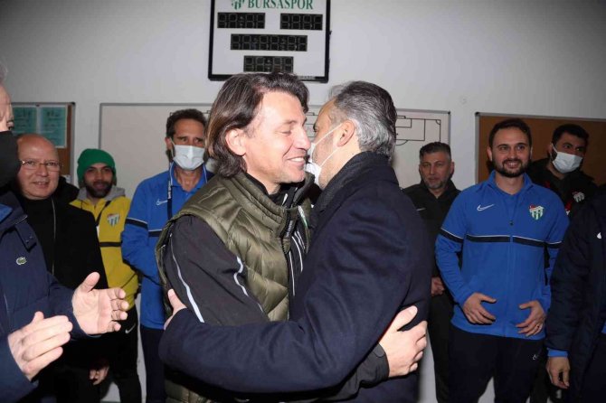 Başkan Alinur Aktaş, Bursaspor’un Soyunma Odasına İndi