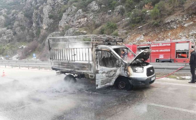 Amasya’da Seyir Halindeki Kamyonet Alev Alev Yandı