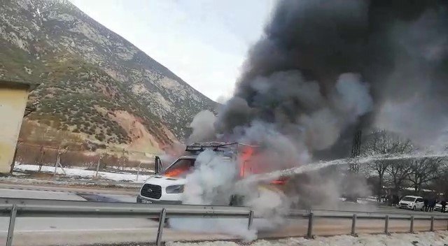 Amasya’da Seyir Halindeki Kamyonet Alev Alev Yandı