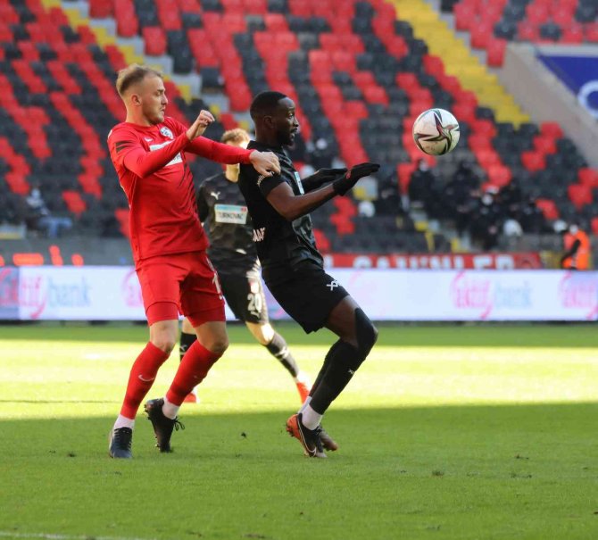 Sivasspor’da Mustapha Yatabare Kırmızı Kart Gördü!