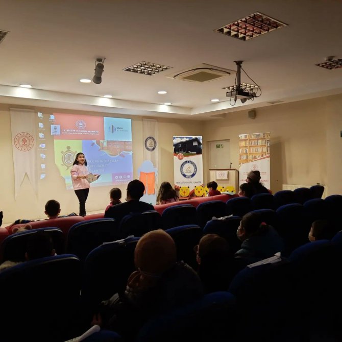 Tatilde Öğrenciler Kütüphaneyi Tercih Ediyor