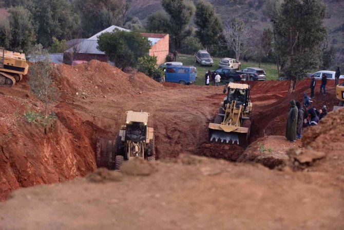 Fas’ta 4 Gün Önce Kuyuya Düşen Küçük Çocuğa Ulaşmaya Son 2 Metre Kaldı