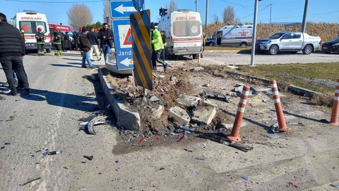 Gediz’de Trafik Kazası: 10 Yaralı