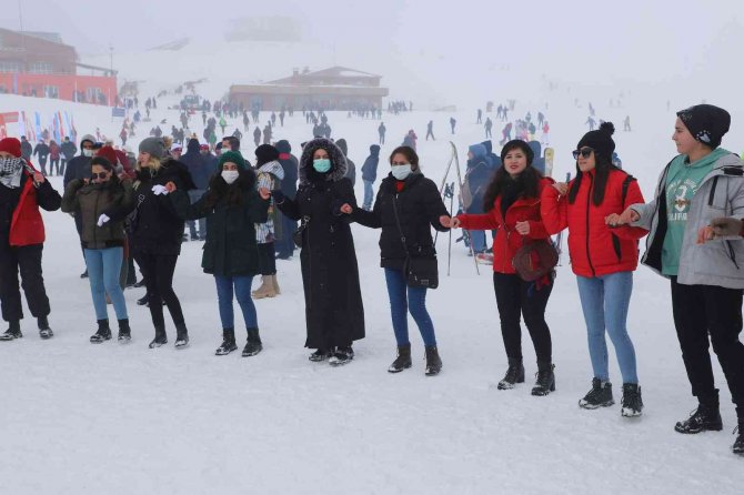 Hakkari’de 4. Kar Festivali Renkli Görüntülere Sahne Oldu