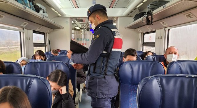 Jandarma Trenlerde ’Huzur Uygulaması’ Yaptı