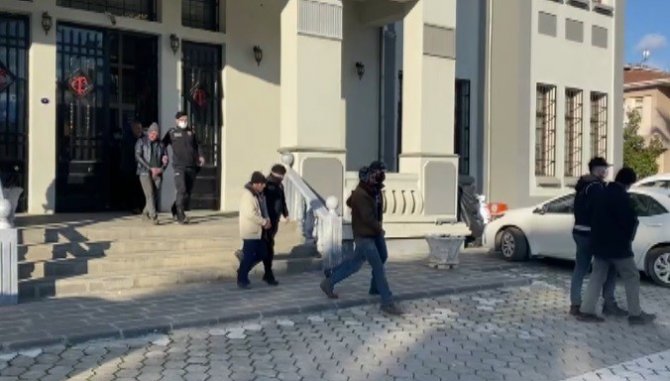 İ̇zmir’de Kaçak Kazı Operasyonunda Çok Sayıda Patlayıcı Ele Geçirildi