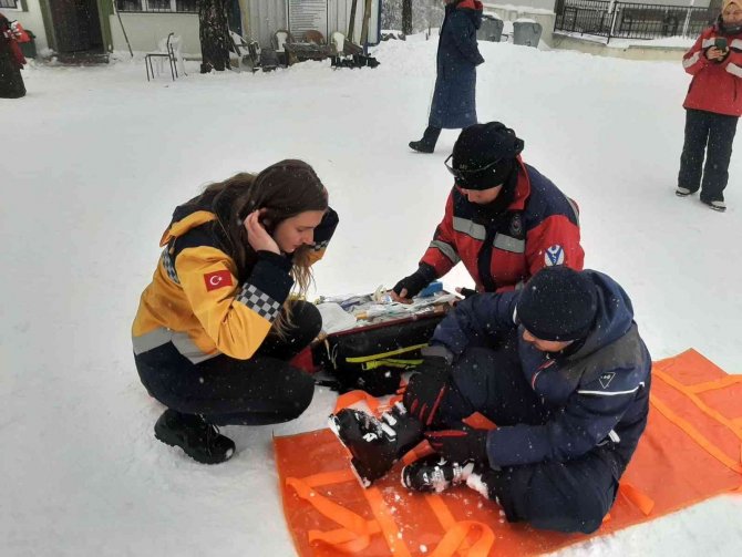 Jak, Umke Ve 112 Acil Sağlık Ekipleri Kayak Severlere Güven Veriyor