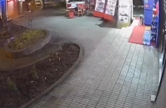 Kadıköy’de Bina Önünde Korkutan Çökme Kamerada