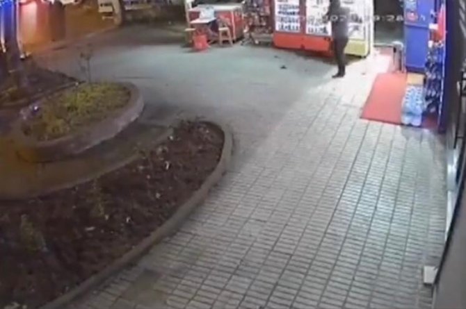 Kadıköy’de Bina Önünde Korkutan Çökme Kamerada